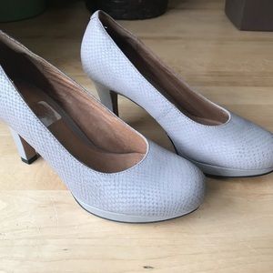 Clarks - Like new - Textured beige pumps - 5.5